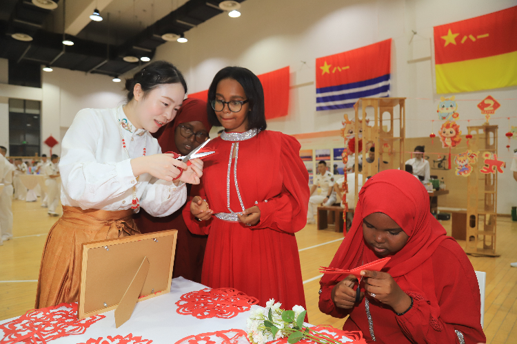 中國剪紙藝術吸引當地人士參與體驗。陳錦俊攝