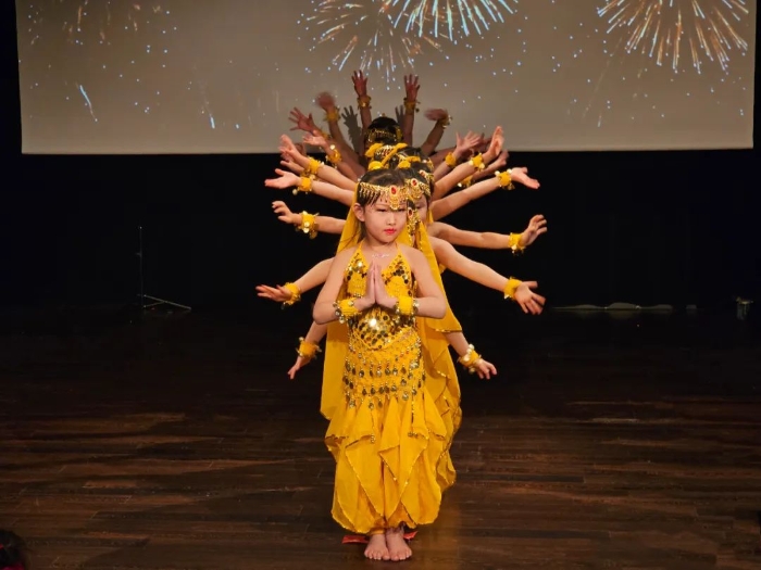 舞蹈《千手觀音》。中國(guó)駐瑞典大使館供圖。