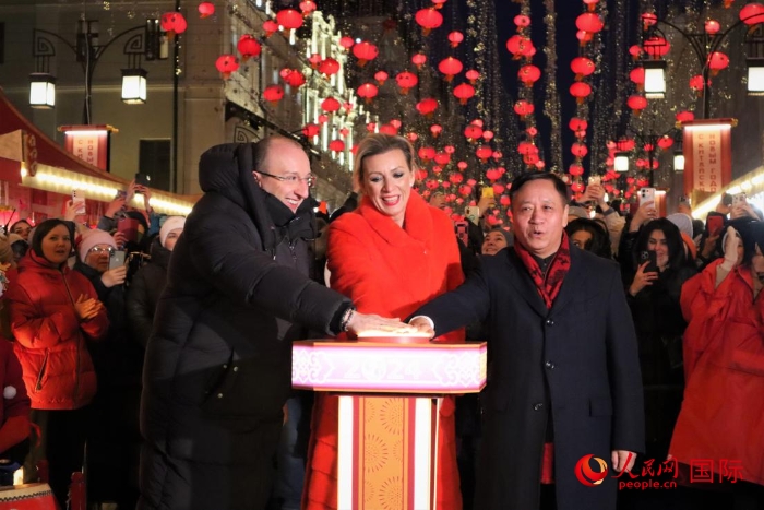 張漢暉、扎哈羅娃、科茲洛夫（從右至左）共同按下活動啟動按鈕。于子恒攝