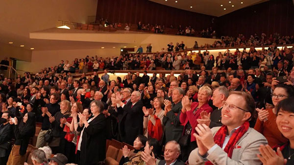 中德觀眾觀看中央民族樂團“”天地永樂·中國節“”音樂會。中國駐德國大使館供圖