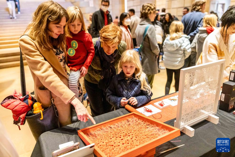 2月11日，參觀者在美國費城藝術博物館舉行的龍年迎新春活動上觀看刺繡作品。新華社發（周煥新攝）