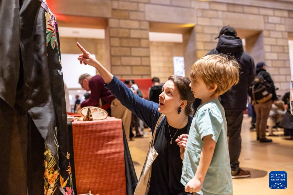 2月11日，參觀者在美國費城藝術博物館舉行的龍年迎新春活動上觀看中國傳統服飾。新華社發（周煥新攝）