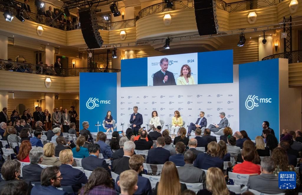 2月18日，慕安會主席克里斯托夫·霍伊斯根（中左二）在德國慕尼黑舉行的第60屆慕尼黑安全會議上發(fā)表閉幕致辭。新華社記者 張帆 攝