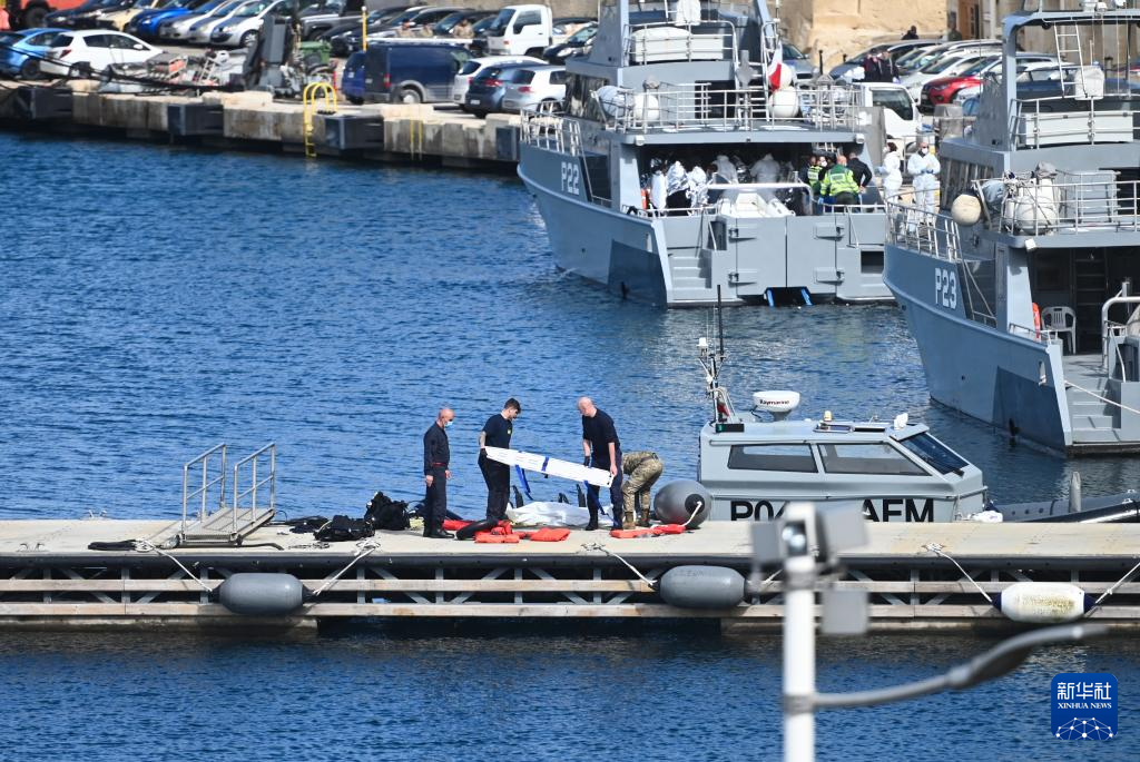 2月23日，在馬耳他皮耶塔，工作人員準備搬運一具非法移民遇難者遺體。新華社發（喬納森·博格攝）