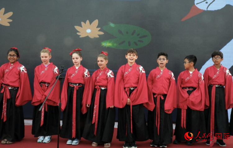 來自世界各地的小朋友一同誦讀中國古詩。人民網 滕婧含攝