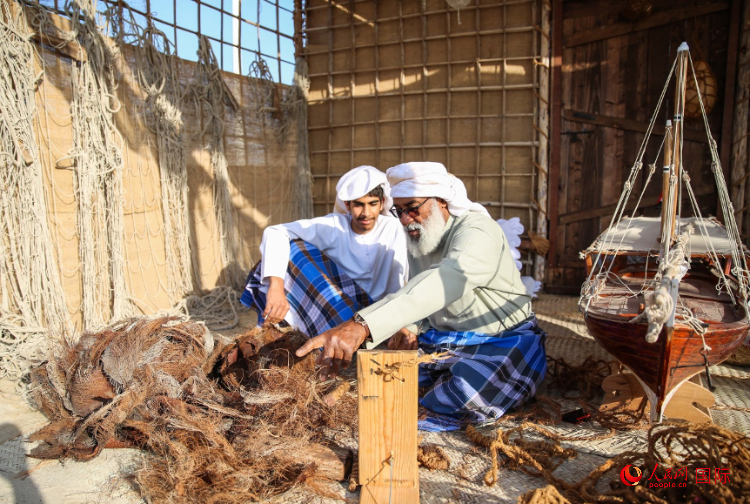手工藝者展示如何用棕櫚葉制作繩子。人民網 塔里克·易卜拉欣攝