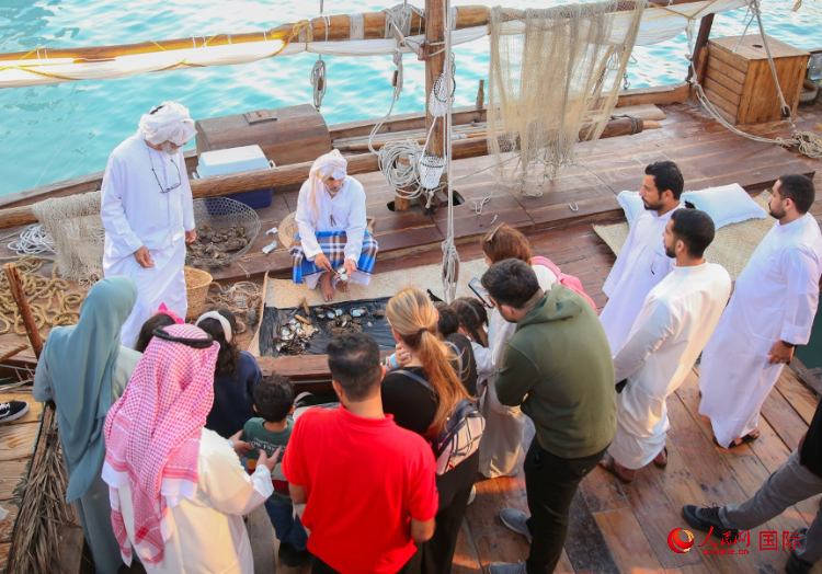 游客了解采珠工作。人民網 塔里克·易卜拉欣攝