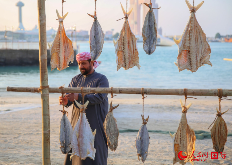    手工藝者展示如何晾曬魚干。人民網 塔里克·易卜拉欣攝