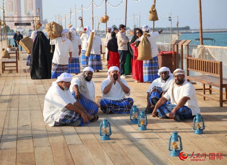 演藝人員展示售賣產品的場景。人民網 塔里克·易卜拉欣攝