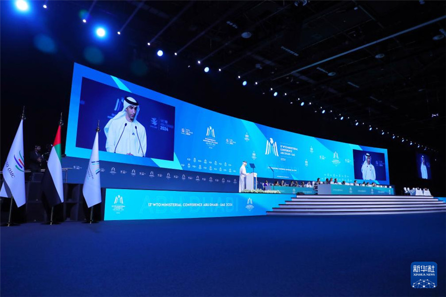 2月26日，在阿聯(lián)酋首都阿布扎比，阿聯(lián)酋外貿(mào)國務(wù)部長、世貿(mào)組織第13屆部長級會議主席薩尼·澤尤迪在世界貿(mào)易組織第13屆部長級會議開幕式上致辭。新華社發(fā)（世界貿(mào)易組織供圖）