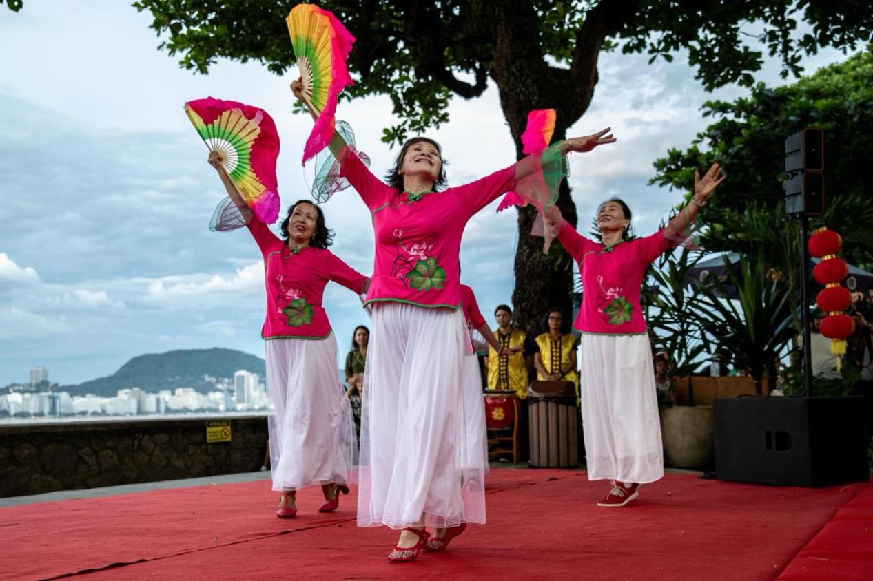 當地時間2月24日晚，2024年元宵節慶祝活動在巴西里約熱內盧市科帕卡巴納要塞舉辦。巴西山河文化促進中心供圖