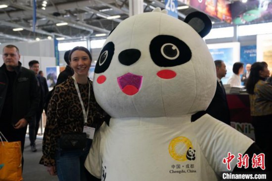 3月5日，2024年柏林國際旅游交易會(ITB)在柏林會展中心拉開帷幕。以“你好！中國”為主題的中國展區當日亮相展會。圖為觀眾與大熊貓人偶合影。中新社記者 馬秀秀 攝