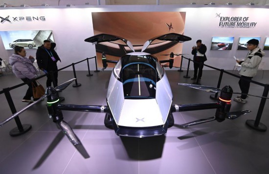 2023年12月1日，在鏈博會(huì)智能汽車鏈展區(qū)小鵬汽車展臺(tái)，參觀者觀看一臺(tái)智能飛行器。新華社記者蔡湘鑫攝