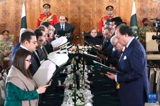   這是3月11日在巴基斯坦首都伊斯蘭堡總統府拍攝的內閣宣誓就職儀式。巴基斯坦新內閣的19名成員11日在巴總統扎爾達里和總理夏巴茲見證下，在首都伊斯蘭堡總統府宣誓就職。新華社發（巴基斯坦新聞與廣播部下轄媒體信息部門供圖）