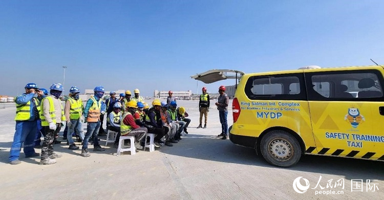 安全宣講出租車在現場播放安全視頻。人民網記者 管克江攝