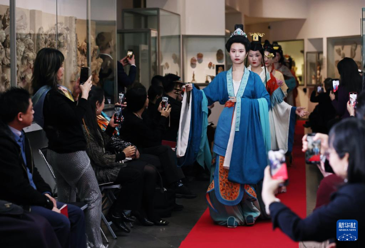 3月13日，在位于法國巴黎的吉美國立亞洲藝術(shù)博物館，模特展示敦煌復(fù)原服飾。新華社記者 高靜 攝