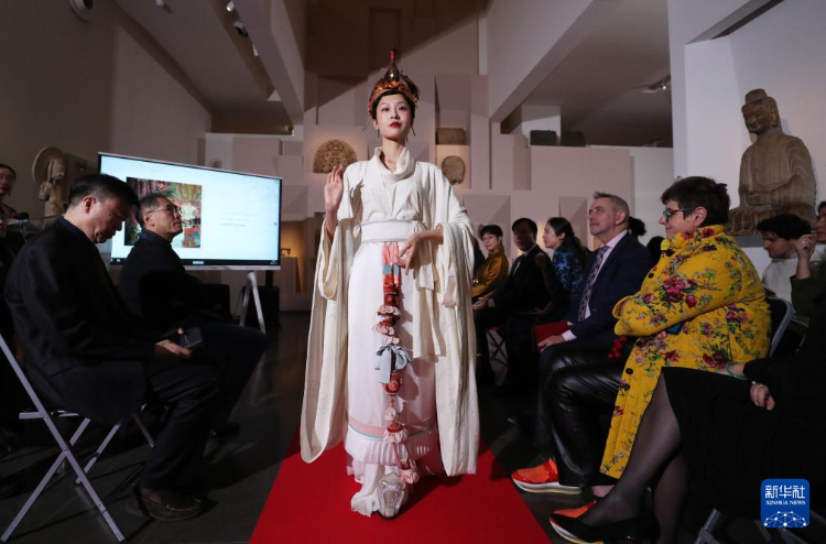 3月13日，在位于法國巴黎的吉美國立亞洲藝術(shù)博物館，模特展示敦煌復(fù)原服飾。新華社記者 高靜 攝