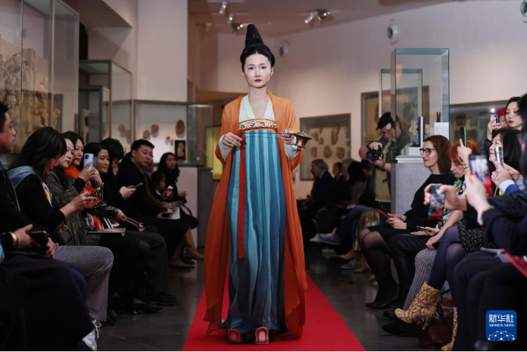 3月13日，在位于法國巴黎的吉美國立亞洲藝術(shù)博物館，模特展示敦煌復(fù)原服飾。新華社記者 高靜 攝