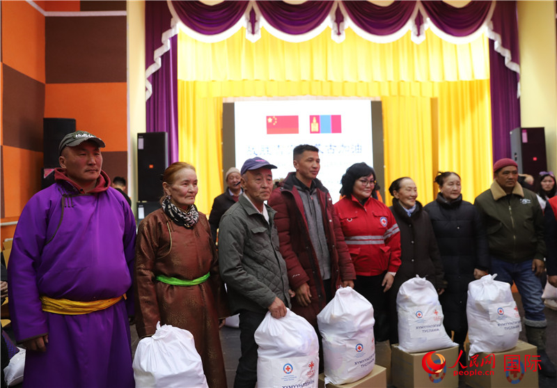 3月18日，向受災牧民分發中方賑災物資現場。人民網記者 霍文攝