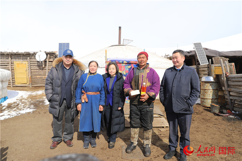 5.3月18日，沈大使與牧民及縣領導合影。人民網記者 霍文攝