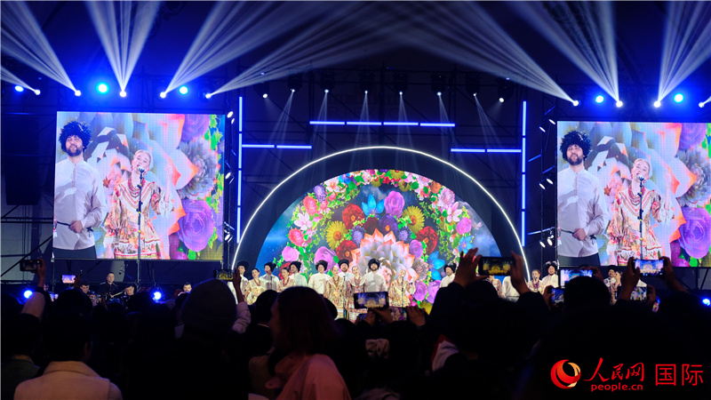 中俄觀眾欣賞俄羅斯傳統歌舞表演。人民網 褚夢琦攝