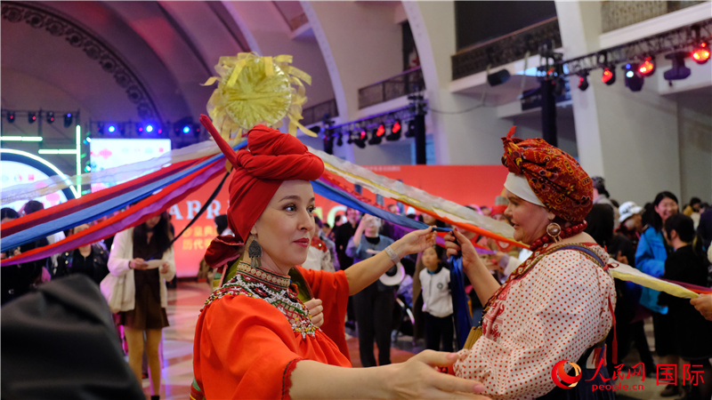 中俄觀眾在現場參與俄羅斯民俗互動游戲。人民網 褚夢琦攝