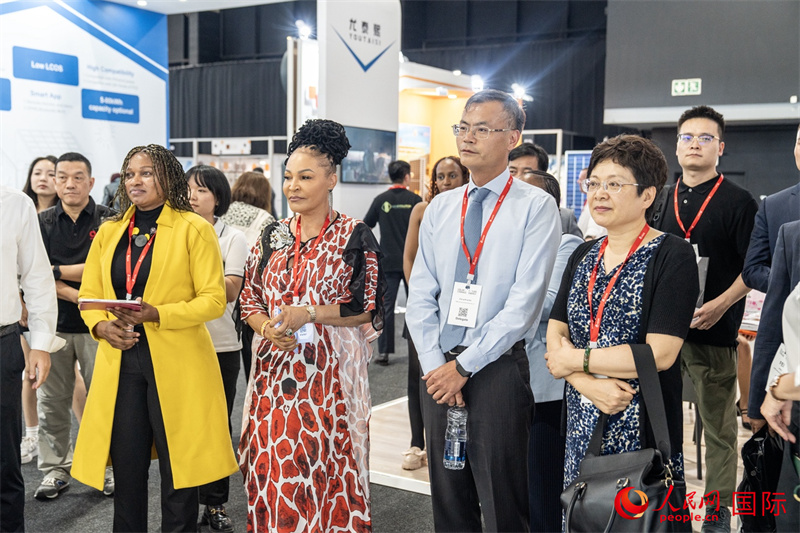 現場嘉賓參與捐贈儀式。人民日報非洲中心分社 希拉茲·莫林攝