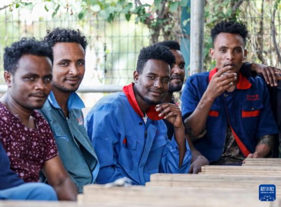 2024年2月16日，在埃塞俄比亞杜凱姆市的東方工業園，工人在工作間隙休息。 新華社記者 李亞輝 攝