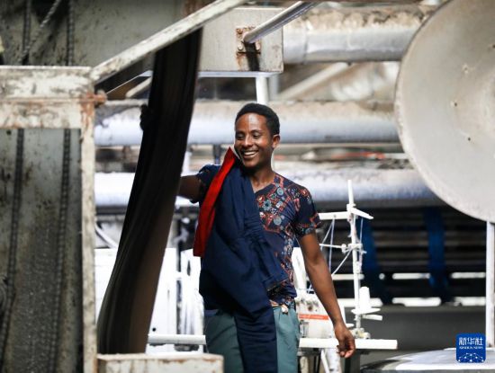 2024年2月16日，在埃塞俄比亞杜凱姆市的東方工業園，工人在東方紡織印染有限公司的車間內工作。 新華社記者 李亞輝 攝