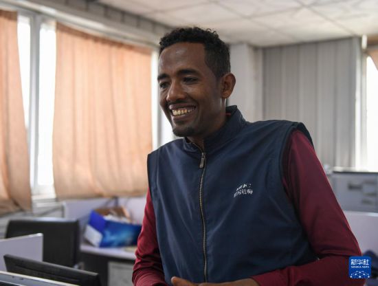 2024年2月16日，在埃塞俄比亞杜凱姆市的東方工業園，東方紡織印染有限公司經理格圖·克貝貝接受新華社記者采訪。 新華社記者 李亞輝 攝