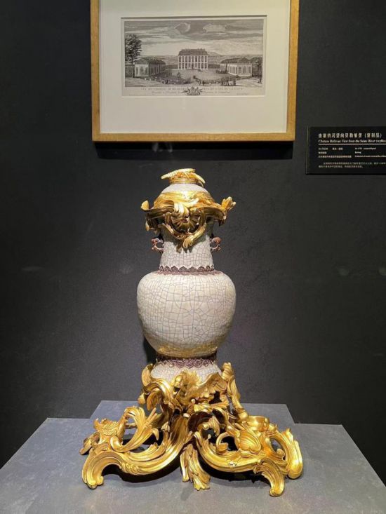 青釉香水瓶,瓷瓶頂部、口沿、底座均裝飾洛可可風格銅鍍金飾件。新華社記者徐壯 攝