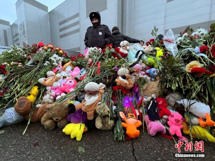 當地時間3月24日，俄羅斯全國哀悼日，悼念22日發生在莫斯科州克拉斯諾戈爾斯克市“克羅庫斯城”音樂廳恐怖襲擊事件中的遇難者。此次恐襲已導致137人遇難，150多人受傷。圖為民眾在恐襲事件現場附近敬獻的鮮花和毛絨玩具。<a target='_blank' href='/'><p  align=