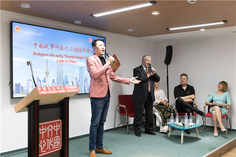 中國(guó)青年男高音歌唱家方瀧與奧爾基·圖爾達(dá)合唱羅語歌曲。布加勒斯特中國(guó)文化中心供圖。