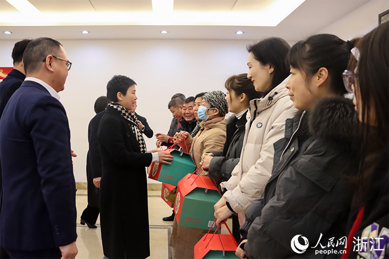 杭州市上城區“我為年夜飯添道菜”愛心禮盒正式啟送。人民網 秦文攝