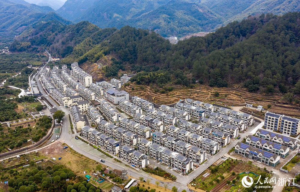 近日，航拍寧波市海曙區(qū)龍觀鄉(xiāng)李岙村屋頂光伏項(xiàng)目。人民網(wǎng) 章勇濤攝