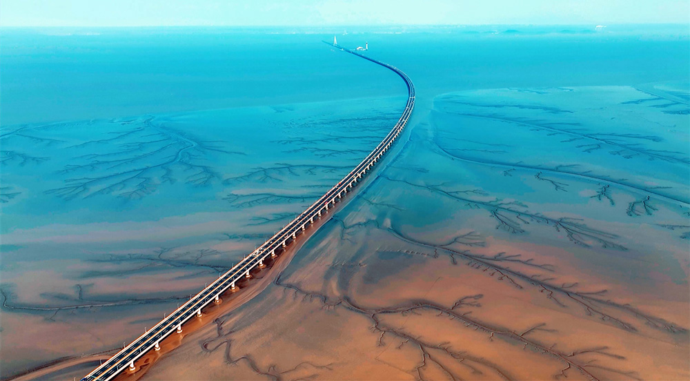 錯落有致的溝壑與灘涂地貌有機融合，勾勒出形態各異的“灘涂丹青”。虞昌勝攝