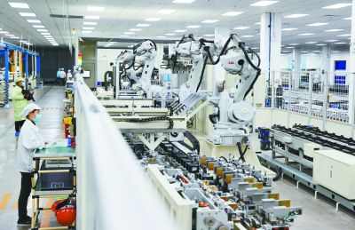 全球鋰離子電池領軍企業欣旺達動力電池生產車間。 南京日報/紫金山新聞記者 崔曉 攝