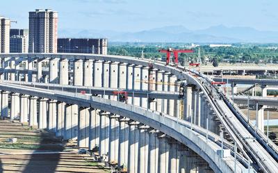 6月7日，工人在唐山市高新技術開發區境內的京唐城際鐵路建設工地施工（無人機照片）。 新華社記者 楊世堯攝