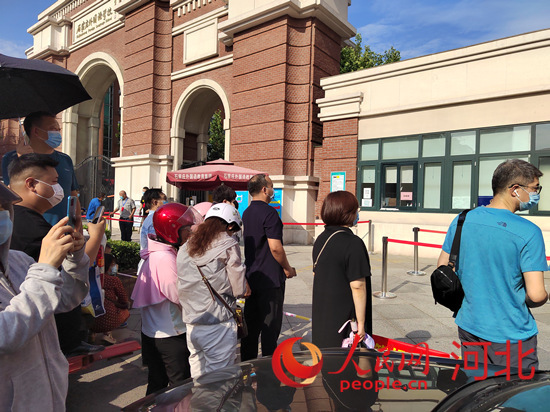 石家莊外國語學校考點外送考的家長。人民網 祝龍超攝