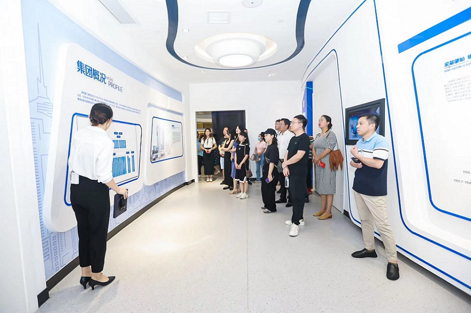 見面會參與人員在了解項目情況。單位供圖