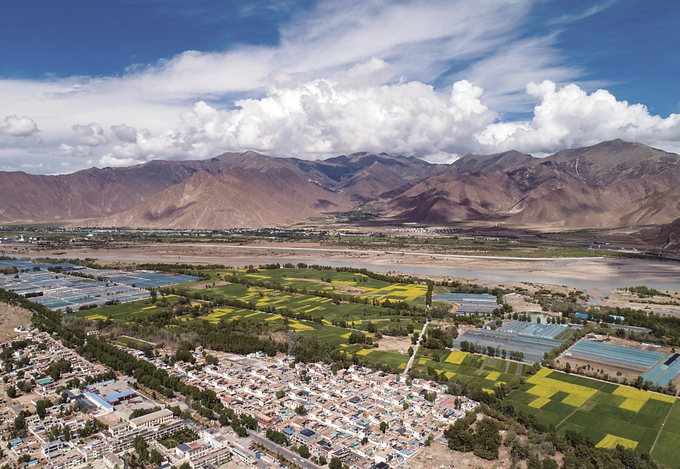 江蘇投入援藏資金支持拉薩開展村莊環(huán)境整治、人畜飲水安全等基礎(chǔ)設(shè)施和公共服務(wù)項(xiàng)目建設(shè)，打造“美麗鄉(xiāng)村·幸福家園”。 本報(bào)記者 萬程鵬 攝