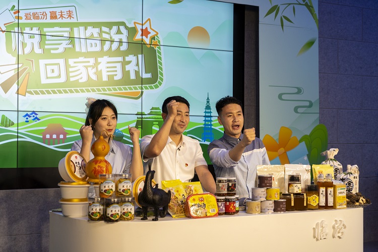 6月3日下午，在臨汾原產(chǎn)地商品體驗店，曲沃縣副縣長樊奇選對當(dāng)?shù)氐霓r(nóng)特產(chǎn)品、旅游景點(diǎn)進(jìn)行了推介代言。鄭遠(yuǎn)飛攝