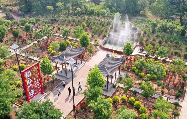 初夏時節(jié)，襄汾縣鄧莊鎮(zhèn)澗溝村初心廣場內(nèi)一派迷人的鄉(xiāng)村振興新圖景。李現(xiàn)俊攝