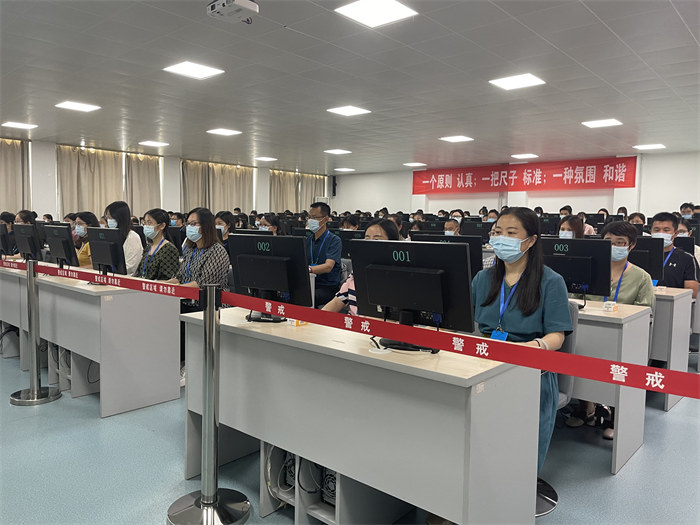 閱卷現場。公雪 攝