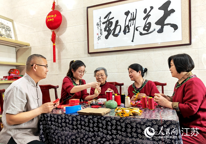 王秀英老人指導孫女制作香包。人民網 閆峰攝