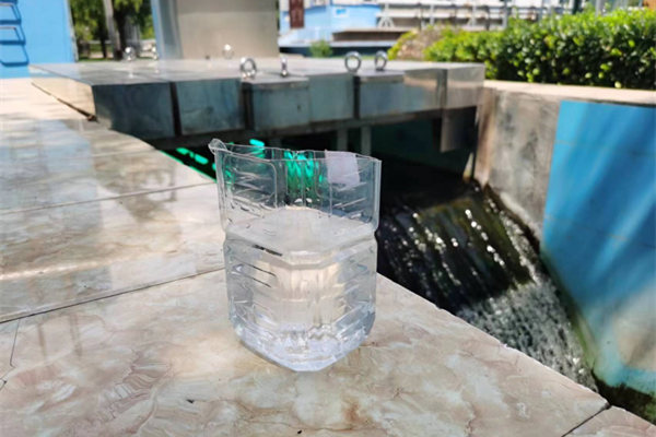 在邯鄲市雞澤縣藍天污水處理廠，污水經過處理后清澈透明。鄭佳欣攝