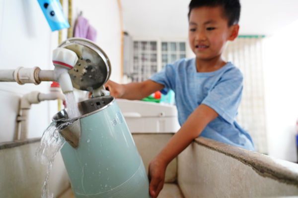 在峰峰礦區彭城鎮羊角鋪村村民家中，清澈甘甜的飲用水從水管中流出。峰峰礦區區委宣傳部供圖