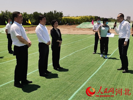 觀摩團現場了解項目建設情況。人民網 張繼航攝