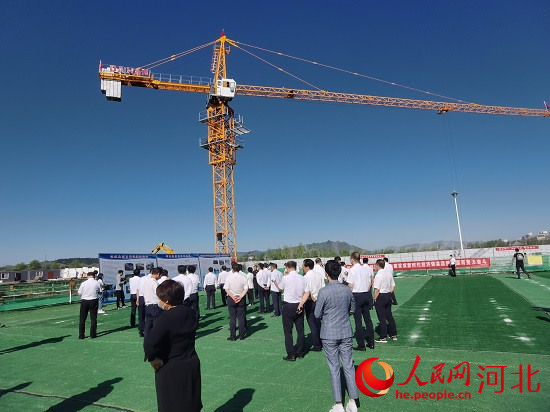 觀摩團走進塔吊林立的項目現場。人民網張繼航攝