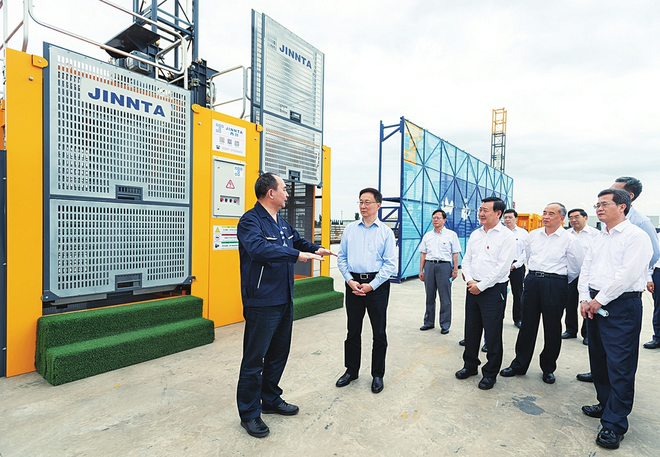 六月二十八日，中共中央政治局常委、國務(wù)院副總理韓正到山西太原調(diào)研，主持召開煤炭清潔高效利用專題座談會(huì)并講話。這是韓正走進(jìn)山西建筑產(chǎn)業(yè)現(xiàn)代化瀟河園區(qū)，察看綠色智能建筑裝備制造基地建設(shè)情況。新華社記者翟健嵐攝